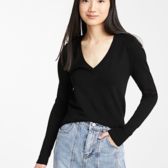 TWIK Tops - TWIK knitted V-neck sweater